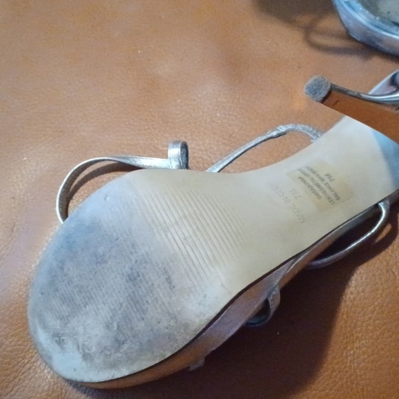 💙🌺Guess Silver Strappy Heeled Sandals - Picture 6 of 15